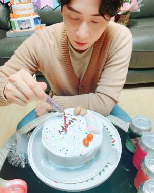 Andy Lee Instagram - 생일날 미리 적어본
Happy Valentine Day🍫😘

#앤디 #ANDY #신화 #SHINHWA