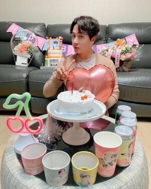 Andy Lee Instagram - 올해도 정말정말 고마워요🧡

🎈🎂⚖️ 앤디의 셀프 랜선 생일 파티에
와주신 모든 분들도 감사합니다🤗🍊🍒

#앤디 #ANDY #신화 #SHINHWA #HAPPYANDYDAY