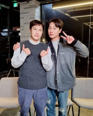 Andy Lee Instagram - 오늘은 앤디와 김동완이 함께하는 추억 소환 힐링 타임~🧡

잠시 후 7시 30분 #채널S <힐링산장-줄을 서시오 시즌 2>에서 만나요🏠

#앤디 #ANDY #신화 #SHINHWA #채널S #힐링산장2