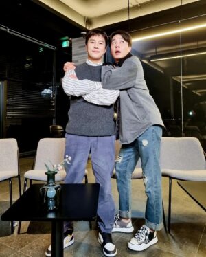Andy Lee Instagram - 오늘은 앤디와 김동완이 함께하는 추억 소환 힐링 타임~🧡

잠시 후 7시 30분 #채널S <힐링산장-줄을 서시오 시즌 2>에서 만나요🏠

#앤디 #ANDY #신화 #SHINHWA #채널S #힐링산장2