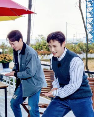 Andy Lee Instagram - 오늘은 앤디와 김동완이 함께하는 추억 소환 힐링 타임~🧡

잠시 후 7시 30분 #채널S <힐링산장-줄을 서시오 시즌 2>에서 만나요🏠

#앤디 #ANDY #신화 #SHINHWA #채널S #힐링산장2