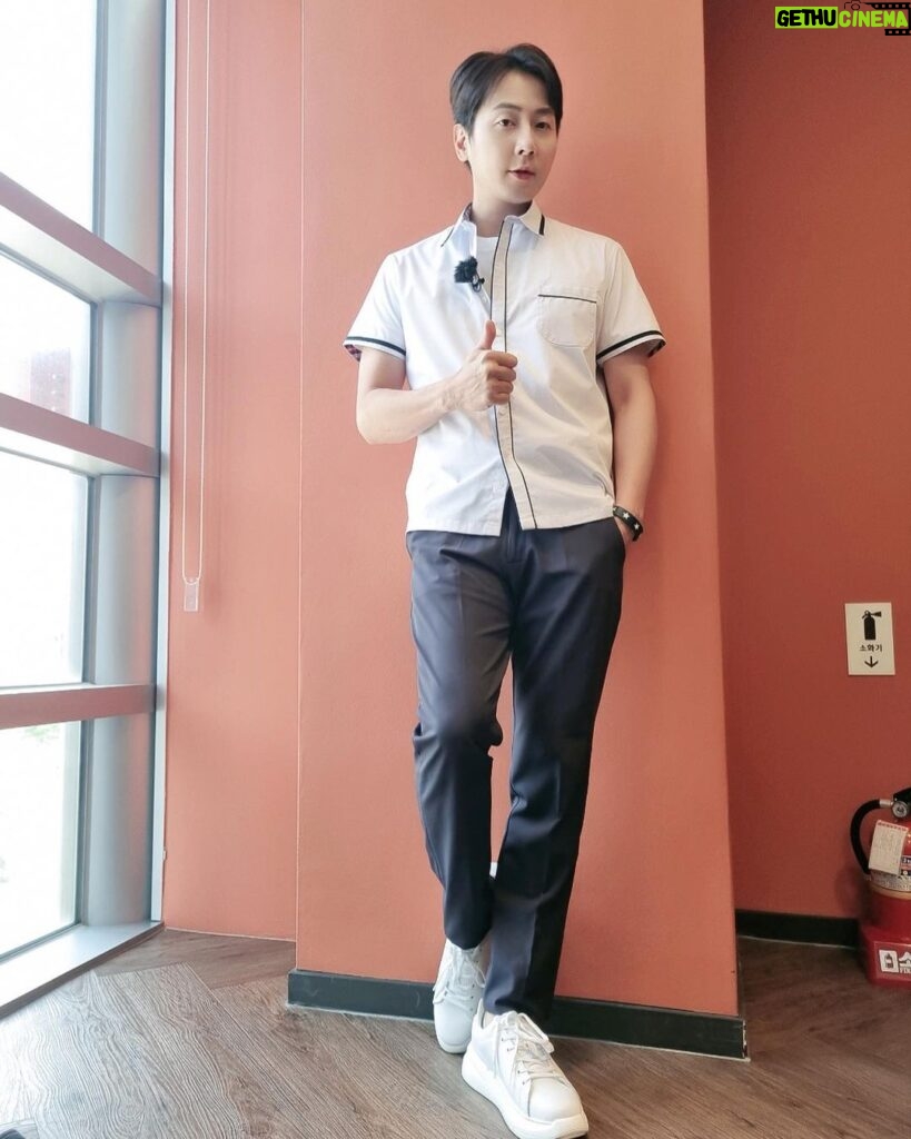 Andy Lee Instagram - 형님 학교를 찾은 레전드 아이돌 전학생🏫 두 번째 전학, 파인 땡큐 앤디 유?!🧡 잠시 후 9시 #JTBC  본방사수! #앤디 #ANDY #신화 #SHINHWA #JTBC #아는형님