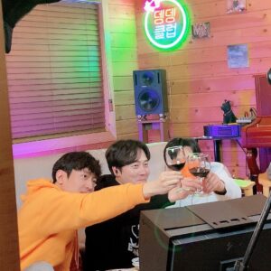 Andy Lee Instagram - 🍊앤디와 스페셜 게스트 에릭이 함께 한 뎅뎅클럽🍊

#신화는_23년째_꺾이지않아
#SHINHWA_23rd

#앤디 #ANDY #에릭 #ERIC #김동완 #KIMDONGWAN #신화 #SHINHWA