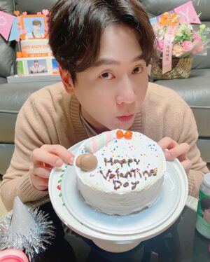Andy Lee Instagram - 생일날 미리 적어본
Happy Valentine Day🍫😘

#앤디 #ANDY #신화 #SHINHWA