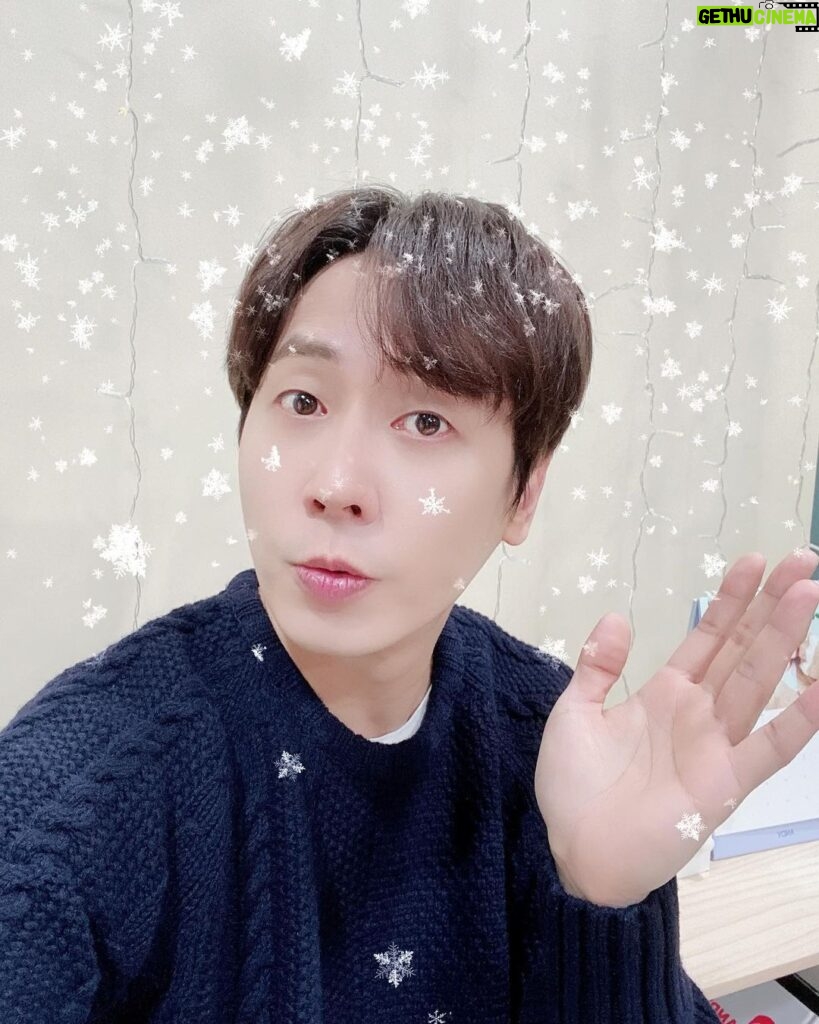 Andy Lee Instagram - The Snowy Night🎵❄️ #앤디 #ANDY #신화 #SHINHWA #눈오는날 🧡