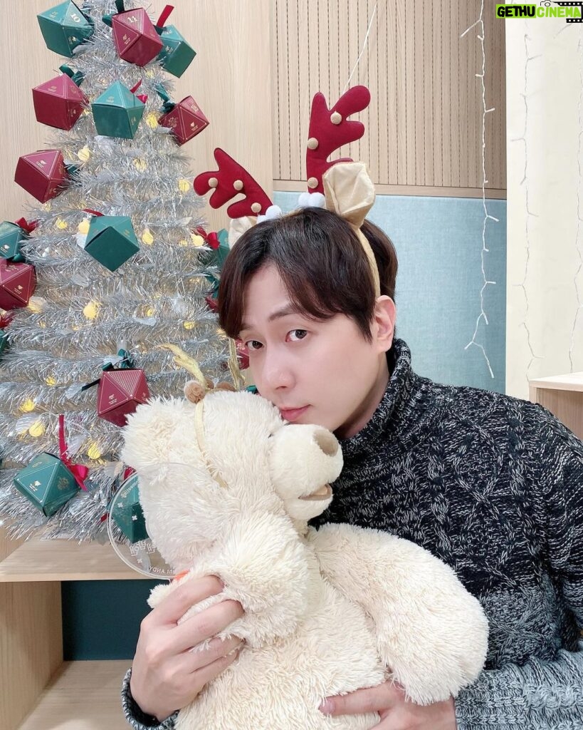 Andy Lee Instagram - Happy Christmas at Home🏠🎄 with 앤돌프❣️🦌 #앤디 #ANDY #신화 #SHINHWA #크리스마스 #Christmas #MerryChristmas