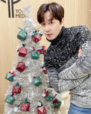 Andy Lee Instagram - 메리 크리스마스~🧡
크리스마스 앤돌프 등장🦌✨
⠀
#앤디 #ANDY #신화 #SHINHWA #메리크리스마스 #MerryChristmas