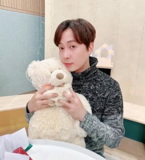 Andy Lee Instagram - 앤디, "13주년이요? 저 아직 앤디??"😆
⠀
13주년 축하해줘서 고마워요🧡
조금 늦었지만 즐거웠던
솔로 데뷔 13주년 기념 보이는 ANDY'O🎉
다음에 또 찾아올게요🧸
⠀
#앤디 #ANDY #신화 #SHINHWA