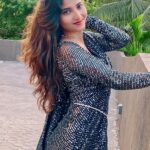 Angel Rai Instagram - Use your smile to change the world Don't let the world change your smile ♥️ #angelrai #fun #saree #style #wings #hope #mng #love #traditional #viral #angel #trend #viral