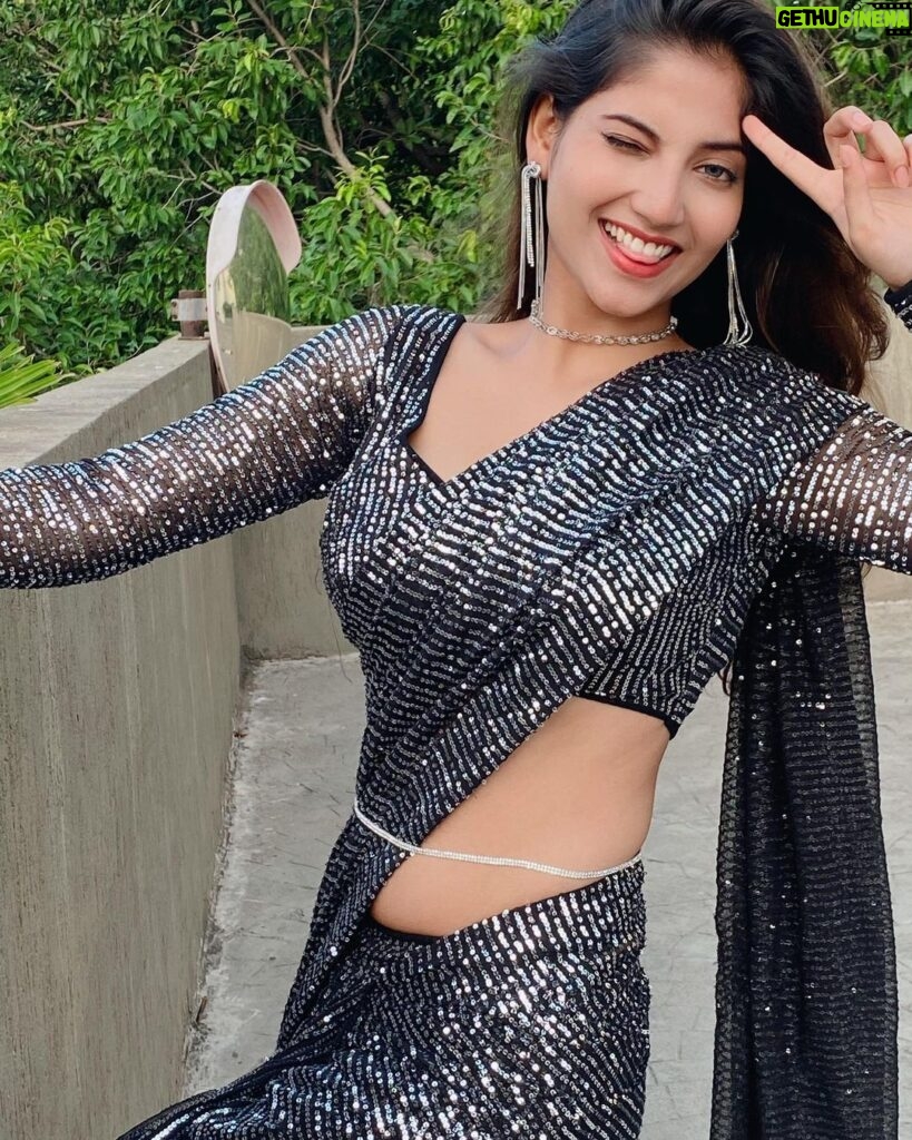 Angel Rai Instagram - Use your smile to change the world Don't let the world change your smile ♥️ #angelrai #fun #saree #style #wings #hope #mng #love #traditional #viral #angel #trend #viral