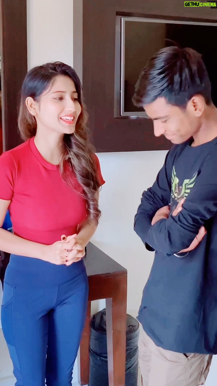 Angel Rai Instagram - Bhai ki jaan bacha li😄 @aryanrai07 #foryou #trending #viral #story #taklubaadshah #goa #style #funnyvideos