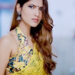 Angel Rai Instagram - Kisi ne kuch kaha kya? #foryou #trendingreels #viral #angelrai ##wings #fun #indianwife #navratri #style #indianfamily #latesttrend #trend #saree #sareelover #garba #sareefashion #designer #designersarees