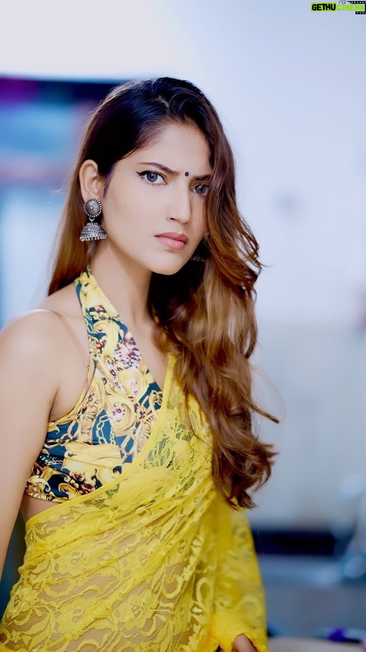 Angel Rai Instagram - Kisi ne kuch kaha kya? #foryou #trendingreels #viral #angelrai ##wings #fun #indianwife #navratri #style #indianfamily #latesttrend #trend #saree #sareelover #garba #sareefashion #designer #designersarees