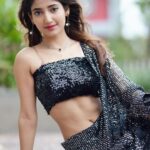 Angel Rai Instagram - Kabhi kabhi milti hai 💕💕 Shot by:- @mahi_dewasi_99 #foryou #trendingreels #angelrai #style #wings #love #fun #saree #sareelove #indian