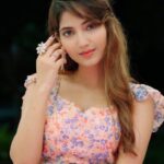 Angel Rai Instagram - Iss barish ke mausam me kisse milna chahte aap ?🌧✨ #trending #pehlibaarishmein #foryou #foryoupage #angelrai #trendingreels #viral #viralvideos #barish #wings #love