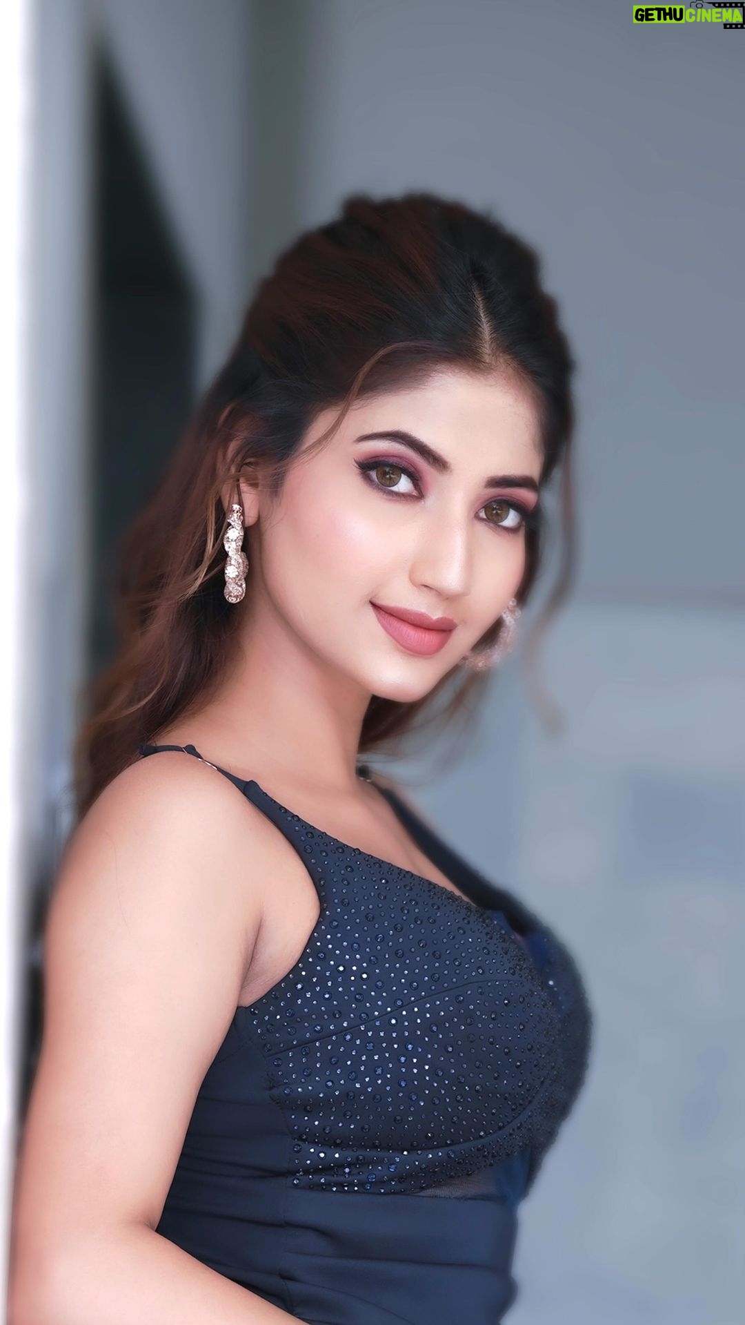 Angel Rai Instagram - Vibing to Guru's latest song #FayaahFayaah beats on repeat. @gururandhawa Shot by :- @mahi_dewasi_99 Make up by :- @makeover_sonam123 #foryou #angelrai #trendingreels #viral #viralvideos #style #fun #modern #classy #love #modernlook