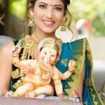 Angel Rai Instagram - Mumbai ka Raja ..Ganpati bappa ala …🙏🙏🙏 Shot by :- @mahi_dewasi_99 Makeup and styling :- @makeover_sonam123 #foryou #love #trending #viral #fun #ganpati #celebration #festival #india #hindu #angelrai #trending #viral #viralvideos #viralreels