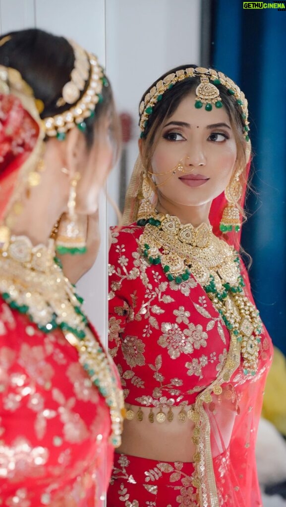 Angel Rai Instagram - Tag a sanskari ladki 😜 Costume by :- @the_adhya_designer Shot by :- @mahi_dewasi_99 Make up and styling by :- @makeover_sonam123 #foryou #angelrai #trending #viral #fun #bride #indianbride #instalike #instagood #marriage