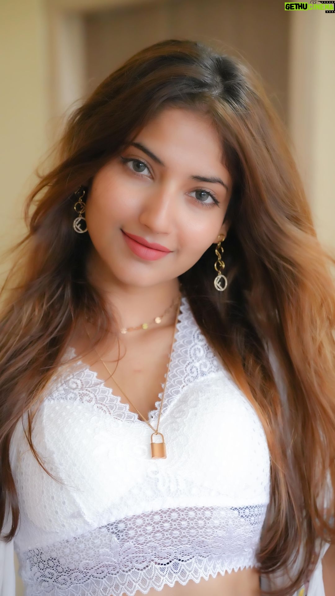 Angel Rai Instagram - Bach kar kaha jayoge mujhse ??? #foryou #angelrai #fun #song #trending #instagram #wings #bollywood