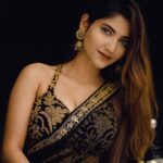 Angel Rai Instagram - हीरे को परखना है तो अंधेरे का इंतज़ार करो क्योकि धूप में तो काँच के टुकड़े भी चमकने लगते है । Shot by :- @mahi_dewasi_99 #foryou #foryoupage #angelrai #ángel #wings #indiangirls #indian #desi #saree #sareelove #trend #trending #indianstyle ##beauty #shottmumbai #mumbai #diwali