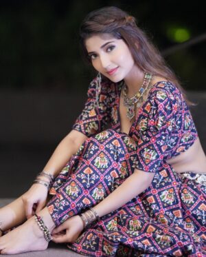 Angel Rai Instagram - Navratri bhi aa gayi ab tum kab aayoge? 
Click by :- @mahi_dewasi_99 

#foryou #angelrai #trendingreels #viral #viralvideos #indiangirls #style #navratri #navratrispecial #navratricollection #love #fun #happynavratri #navratricelebration