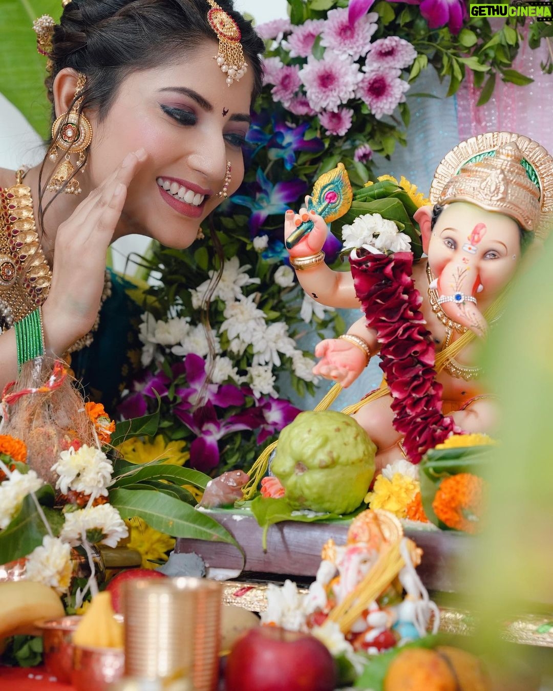 Angel Rai Instagram - Es saal bappa mere ghr bhi aaye hai 🙏 🎉 Ganpati bappa morya 🙏 aap sab per bappa ki kripa bani rahe … Happy Ganesh Chaturthi to all 🙏 📸 by :- @mahi_dewasi_99 Make up and styling :- @makeover_sonam123 #foryou #angelrai #celebration #proudtobeindian #trending #viral #ganeshchaturthi #mumbai #blessings #ganpatidecoration #ganpatibappamorya
