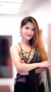 Angel Rai Instagram - Main nahi to koun ? #foryou #foryoupage #trendingreels #viral #viralvideos #viralreels #dtyle #fun #blacksaree #love #instasaree #fashionstyle