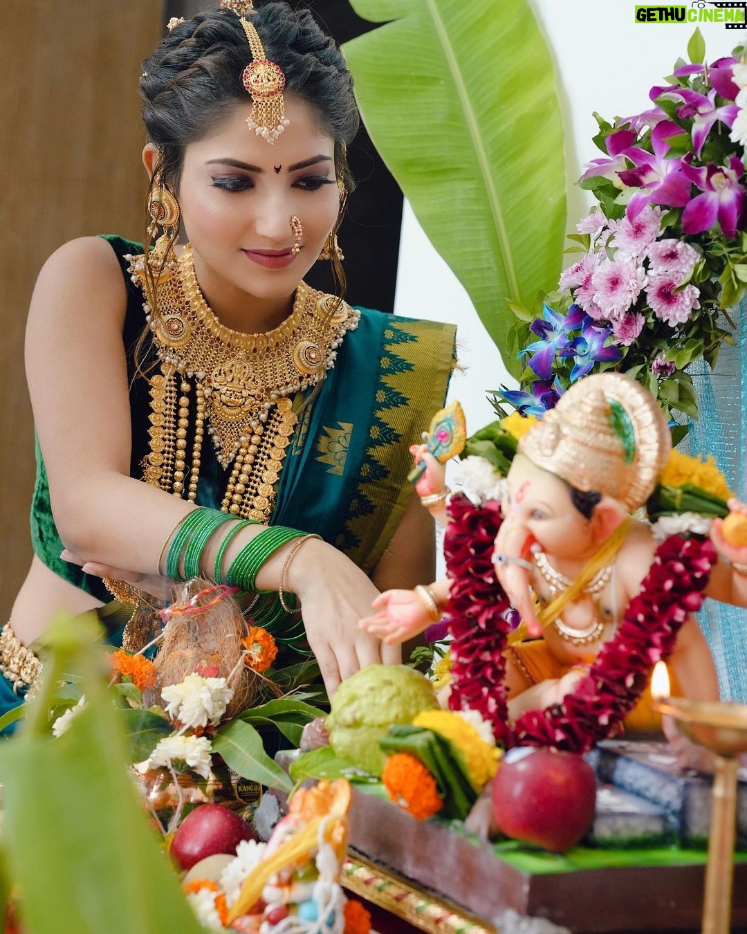 Angel Rai Instagram - Es saal bappa mere ghr bhi aaye hai 🙏 🎉 Ganpati bappa morya 🙏 aap sab per bappa ki kripa bani rahe … Happy Ganesh Chaturthi to all 🙏 📸 by :- @mahi_dewasi_99 Make up and styling :- @makeover_sonam123 #foryou #angelrai #celebration #proudtobeindian #trending #viral #ganeshchaturthi #mumbai #blessings #ganpatidecoration #ganpatibappamorya