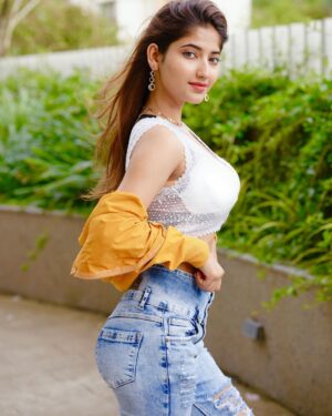 Angel Rai Instagram - मुझे दिल में बसाने की कोशिश ना कर , 
में ख़याल हूँ मुझे यू ही गुज़र जाने दे ।।
Click by :- @mahi_dewasi_99 
#foryou #angelrai #wings #trending #viral #pics #instagood #indian #feed #instafeed #instadaily #style