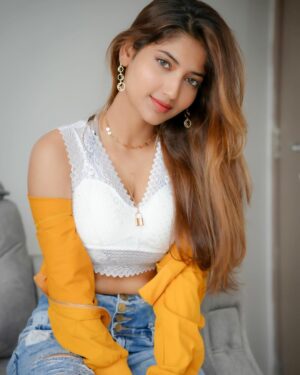 Angel Rai Instagram - मुझे दिल में बसाने की कोशिश ना कर , 
में ख़याल हूँ मुझे यू ही गुज़र जाने दे ।।
Click by :- @mahi_dewasi_99 
#foryou #angelrai #wings #trending #viral #pics #instagood #indian #feed #instafeed #instadaily #style