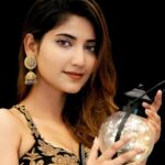 Angel Rai Instagram - हीरे को परखना है तो अंधेरे का इंतज़ार करो क्योकि धूप में तो काँच के टुकड़े भी चमकने लगते है । Shot by :- @mahi_dewasi_99 #foryou #foryoupage #angelrai #ángel #wings #indiangirls #indian #desi #saree #sareelove #trend #trending #indianstyle ##beauty #shottmumbai #mumbai #diwali