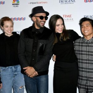 Angelina Jolie Instagram - I was proud to speak last night at the LA premiere at @museumoftolerance of my friend @jr‘s new film Paper & Glue. 

In so much of culture today, art is synonymous with money. The film will remind you of the other side of art. Art that belongs to the people. Art arising from the street. 

So much energy today goes into keeping us apart, separated and suspicious. Whole ideologies and political projects are built on creating and exploiting supposed differences between us. And we’ve been lulled into thinking that the way things are in the world is just the way it is. And nothing can really change. 

In fact, there is so much that we ought to question. And perhaps the most revolutionary thing anyone can do in our world is to bring people together - in the way art sometimes can.

Photo credit
@gettyimages