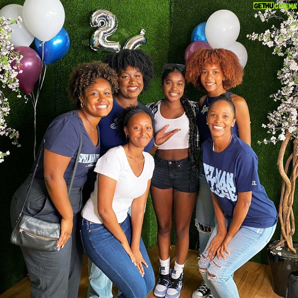 Angelina Jolie Instagram - Zahara with her Spelman sisters! Congratulations to all new students starting this year. A very special place and an honor to have a family member as a new Spelman girl.   #spelman #spelmancollege #spelmansisters #HBCU