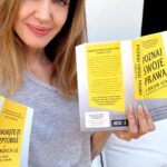 Angelina Jolie Instagram - To claim your rights, you have to know what they are. Article 42 of the Convention on the Rights of the Child requires governments to ensure that children and parents are aware of the principles and rights enshrined in the convention. Pleased that our book on youth rights is now also being published in Albania, Kosovo, Poland, Romania and Moldova, and sending my respect to all the young activists defending child rights in the region and using their right to a voice. Për t’i kërkuar të drejtat tuaja, duhet t’i njihni ato. Neni 42 i Konventës për të Drejtat e Fëmijëve i detyron qeveritë të sigurohen që fëmijët dhe prindërit të jenë të vetëdijshëm për parimet dhe të drejtat e mbrojtura me konventë. Jam e lumtur që libri ynë për të drejtat e të rinjve tani është publikuar në Shqipëri, Kosovë, Poloni, Rumani dhe Moldavi, dhe ua dërgoj respektin tim të gjithë aktivistëve/eve që mbrojnë të drejtat e fëmijëve në rajon dhe që përdorin të drejtën e tyre të jenë të zëshëm. Pentru a-ți revendica drepturile, trebuie să știi care sunt acestea. Articolul 42 din Convenția cu privire la drepturile copilului prevede că guvernele trebuie să se asigure că copiii și părinții cunosc principiile și drepturile, care se regăsesc în această Convenție. Mă bucur că cartea "Cunoaște-ți Drepturile și Revendică-le" este acum publicată în Republica Moldova, România, Albania, Kosovo și Polonia. Îmi exprim respectul față de toți tinerii activiști, care apără drepturile copilului în regiune și își valorifică dreptul de a vorbi public despre acest lucru. Musisz znać swoje prawa, aby móc się o nie upomnieć. Artykuł 42 Konwencji o prawach dziecka nakłada na rządy obowiązek zapewnienia, aby dzieci i rodzice znali prawa i zasady zawarte w Konwencji. To dla nas czysta przyjemność, że nasza książka o prawach dzieci ukazuje się w Albanii, Kosowie, Polsce, Rumunii i w Mołdawii. Pragnę wyrazić ogromny szacunek dla wszystkich młodych aktywistów i aktywistek, które bronią praw dzieci w regionie i korzystają ze swojego prawa do wyrażania opinii. @Amnesty @amnesty_international_polska @amnesty_md #Knowyourrights #Njihnitëddrejtattuaja