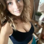 Angelique Boyer Instagram - Selfie por qué es lo qué hay…. Buen fin de semana! Acá se está gozando… 💋🫶