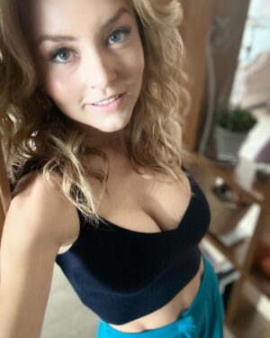 Angelique Boyer Instagram - Selfie por qué es lo qué hay…. 
Buen fin de semana! Acá se está gozando… 💋🫶