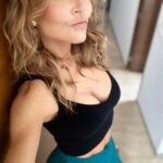 Angelique Boyer Instagram - Selfie por qué es lo qué hay…. Buen fin de semana! Acá se está gozando… 💋🫶