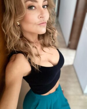 Angelique Boyer Instagram - Selfie por qué es lo qué hay…. 
Buen fin de semana! Acá se está gozando… 💋🫶