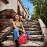 Angelique Boyer Instagram - Crónicas de una espera en la escalera que lleva MUCHOS años sintiendo pasos… AMO visitar lugares con historia 🤩ahora trabajar aquí es un sueño que se está cumpliendo cada día.. 🫶 que bendición hacer lo que uno ama y entregarlo todo ❤️‍🔥 Gracias por las 📸 @pocsita 💞 Mexico City, Mexico