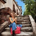 Angelique Boyer Instagram - Crónicas de una espera en la escalera que lleva MUCHOS años sintiendo pasos… AMO visitar lugares con historia 🤩ahora trabajar aquí es un sueño que se está cumpliendo cada día.. 🫶 que bendición hacer lo que uno ama y entregarlo todo ❤️‍🔥 Gracias por las 📸 @pocsita 💞 Mexico City, Mexico
