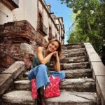 Angelique Boyer Instagram - Crónicas de una espera en la escalera que lleva MUCHOS años sintiendo pasos… AMO visitar lugares con historia 🤩ahora trabajar aquí es un sueño que se está cumpliendo cada día.. 🫶 que bendición hacer lo que uno ama y entregarlo todo ❤️‍🔥 Gracias por las 📸 @pocsita 💞 Mexico City, Mexico