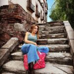 Angelique Boyer Instagram - Crónicas de una espera en la escalera que lleva MUCHOS años sintiendo pasos… AMO visitar lugares con historia 🤩ahora trabajar aquí es un sueño que se está cumpliendo cada día.. 🫶 que bendición hacer lo que uno ama y entregarlo todo ❤️‍🔥 Gracias por las 📸 @pocsita 💞 Mexico City, Mexico