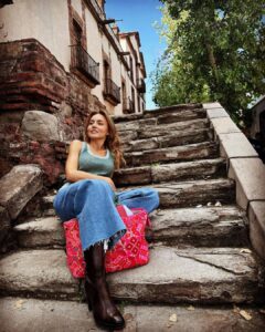 Angelique Boyer Instagram - Crónicas de una espera en la escalera que lleva MUCHOS años sintiendo pasos… AMO visitar lugares con historia 🤩ahora trabajar aquí es un sueño que se está cumpliendo cada día.. 🫶 que bendición hacer lo que uno ama y entregarlo todo ❤️‍🔥 Gracias por las 📸 @pocsita 💞 Mexico City, Mexico