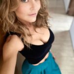 Angelique Boyer Instagram - Selfie por qué es lo qué hay…. Buen fin de semana! Acá se está gozando… 💋🫶