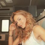 Angelique Boyer Instagram - Que poco nos atrevemos para lo corta que es la vida, no es que tengamos poco tiempo sino que desperdiciamos mucho. Si hay algo que no se recupera… es el tiempo. La vida no es ayer, tampoco es mañana ni los meses que están por venir, la vida es ahora, vive el presente al máximo! 🌻 ♾️✨🍀🫀