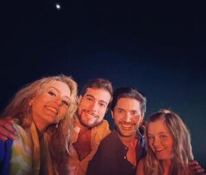 Angelique Boyer Instagram - @elamorinvencible un proyecto que me enseño muchísimo. Una historia que nos quitaba el sueño de tanta emoción, cada situación nos llevaba a desafíos increíbles. GRATITUD fue un sentimiento constante por las personas que me rodeaban POR ESE AMOR QUE ME DIERON GRACIAS ❤️ compañeros de años y muchos nuevos a quienes agradezco conocer y deseo reencontrar en el camino. Una nueva generación me conmovió en el set GRACIAS POR CONECTAR ✨ a @juanosorio.oficial y su GRAN EQUIPO a todos los escritores y también a @produccion_osorio GRACIAS POR LEONA BRAVO  que junto con mis directores creamos una mujer que rompió con todos los estereotipos de lo que debe ser una mujer ante la sociedad para ser feliz y sentirse plena. Un amor invencible termina hoy al aire 🫶 GRACIAS AL PÚBLICO por interactuar y por todo el apoyo. Ahora pueden disfrutarla por @vix