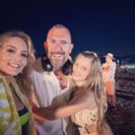 Angelique Boyer Instagram - @elamorinvencible un proyecto que me enseño muchísimo. Una historia que nos quitaba el sueño de tanta emoción, cada situación nos llevaba a desafíos increíbles. GRATITUD fue un sentimiento constante por las personas que me rodeaban POR ESE AMOR QUE ME DIERON GRACIAS ❤️ compañeros de años y muchos nuevos a quienes agradezco conocer y deseo reencontrar en el camino. Una nueva generación me conmovió en el set GRACIAS POR CONECTAR ✨ a @juanosorio.oficial y su GRAN EQUIPO a todos los escritores y también a @produccion_osorio GRACIAS POR LEONA BRAVO que junto con mis directores creamos una mujer que rompió con todos los estereotipos de lo que debe ser una mujer ante la sociedad para ser feliz y sentirse plena. Un amor invencible termina hoy al aire 🫶 GRACIAS AL PÚBLICO por interactuar y por todo el apoyo. Ahora pueden disfrutarla por @vix