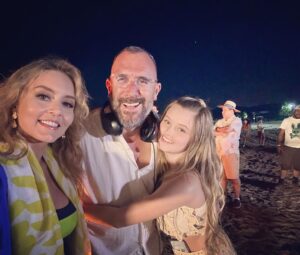 Angelique Boyer Instagram - @elamorinvencible un proyecto que me enseño muchísimo. Una historia que nos quitaba el sueño de tanta emoción, cada situación nos llevaba a desafíos increíbles. GRATITUD fue un sentimiento constante por las personas que me rodeaban POR ESE AMOR QUE ME DIERON GRACIAS ❤️ compañeros de años y muchos nuevos a quienes agradezco conocer y deseo reencontrar en el camino. Una nueva generación me conmovió en el set GRACIAS POR CONECTAR ✨ a @juanosorio.oficial y su GRAN EQUIPO a todos los escritores y también a @produccion_osorio GRACIAS POR LEONA BRAVO  que junto con mis directores creamos una mujer que rompió con todos los estereotipos de lo que debe ser una mujer ante la sociedad para ser feliz y sentirse plena. Un amor invencible termina hoy al aire 🫶 GRACIAS AL PÚBLICO por interactuar y por todo el apoyo. Ahora pueden disfrutarla por @vix