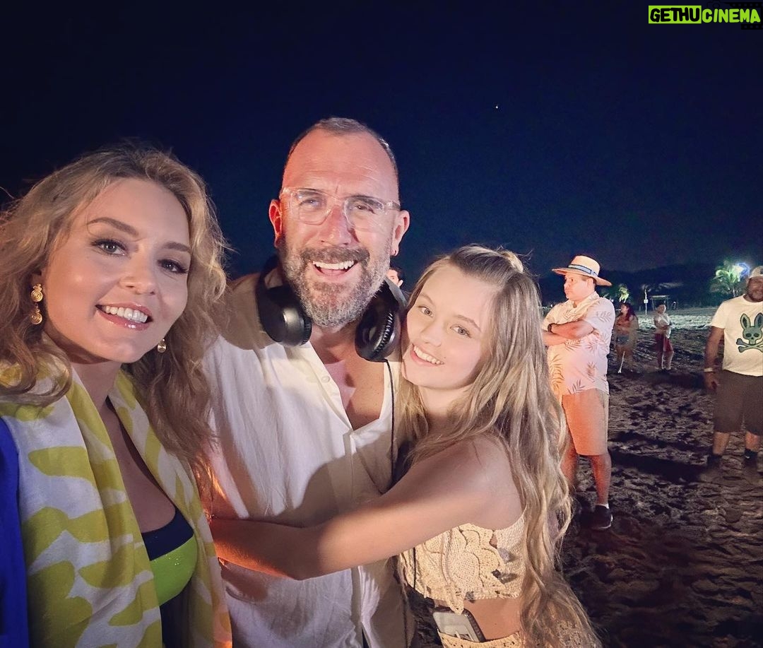 Angelique Boyer - 673.5K Likes - @elamorinvencible un proyecto que me enseño muchísimo. Una historia que nos quitaba el sueño de tanta emoción, cada situación nos llevaba a desafíos increíbles. GRATITUD fue un sentimiento constante por las personas que me rodeaban POR ESE AMOR QUE ME DIERON GRACIAS ❤️ compañeros de años y muchos nuevos a quienes agradezco conocer y deseo reencontrar en el camino. Una nueva generación me conmovió en el set GRACIAS POR CONECTAR ✨ a @juanosorio.oficial y su GRAN EQUIPO a todos los escritores y también a @produccion_osorio GRACIAS POR LEONA BRAVO que junto con mis directores creamos una mujer que rompió con todos los estereotipos de lo que debe ser una mujer ante la sociedad para ser feliz y sentirse plena. Un amor invencible termina hoy al aire 🫶 GRACIAS AL PÚBLICO por interactuar y por todo el apoyo. Ahora pueden disfrutarla por @vix