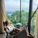 Angelique Boyer Instagram - Viajes y tiempo para hablar bonito, de esta vida, de otras vidas. Tomarnos el tiempo. Exacto. A tiempo. A tiempo de vivir. Escuchar, empatizar. De contemplar. Abrazar sin motivos y poniendo el alma de buenas. De silencios. Besos. Tomados de la mano. Gracias @sebastianrulli ❤️ #NY